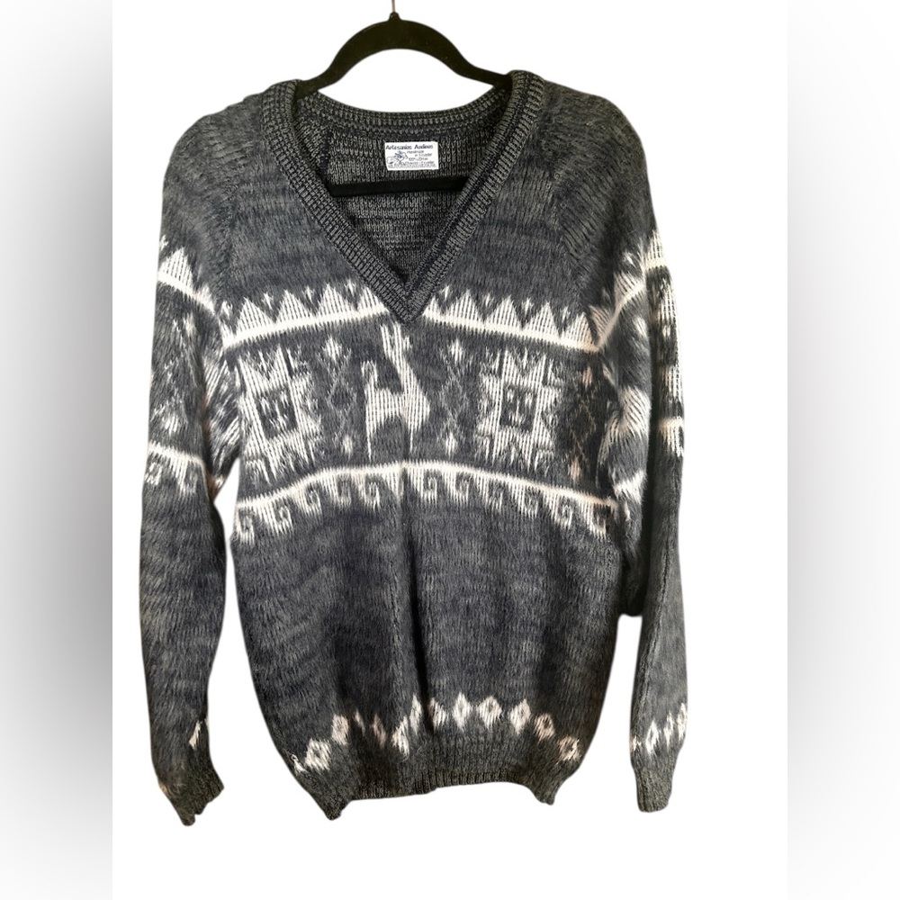 Grey and white V-neck llama sweater winter orlon lightweight woman medium